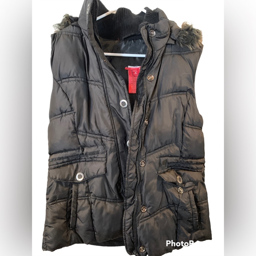 Medium Puffy vest, faux fur trimmed hood